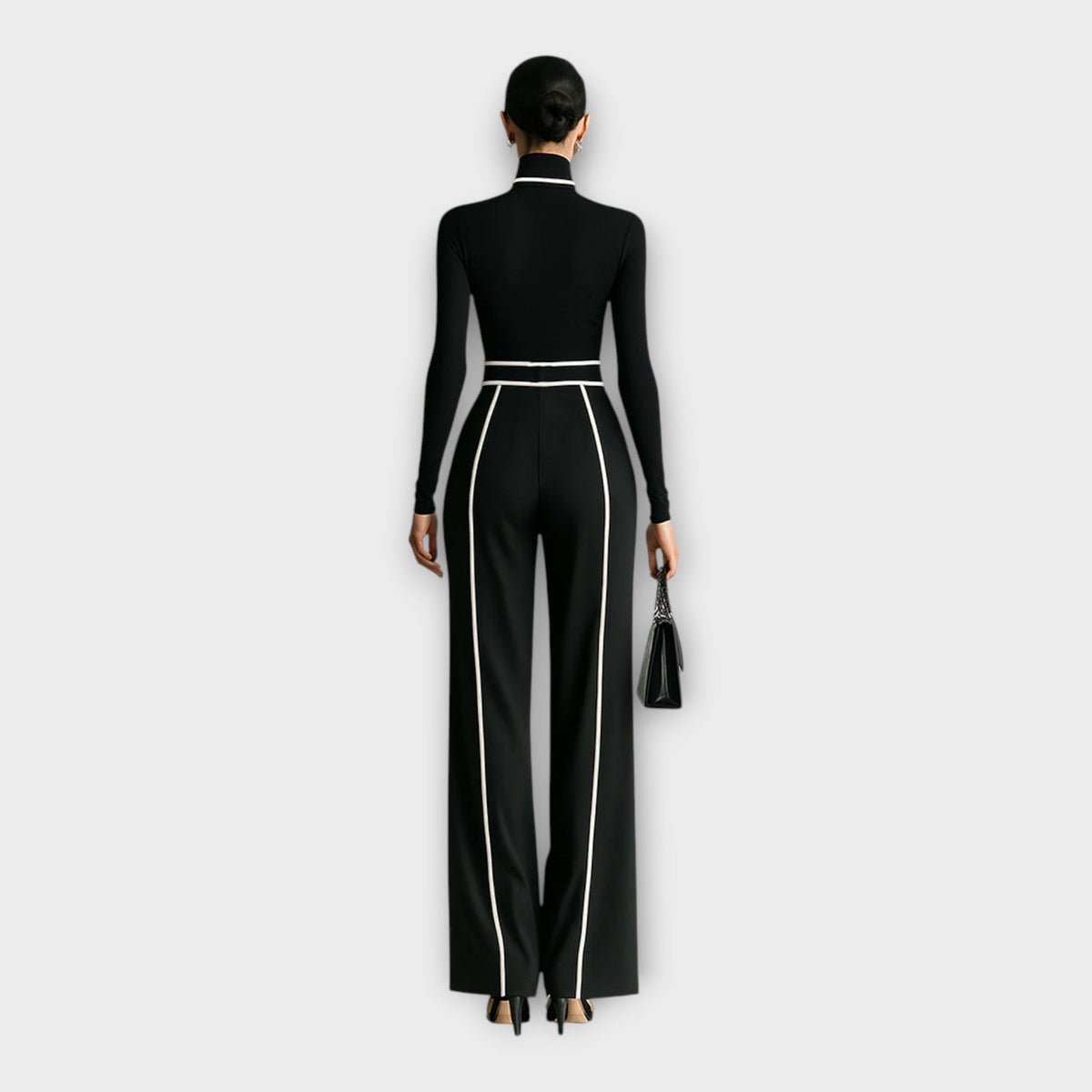 Elegante tuta intera con estetica minimal