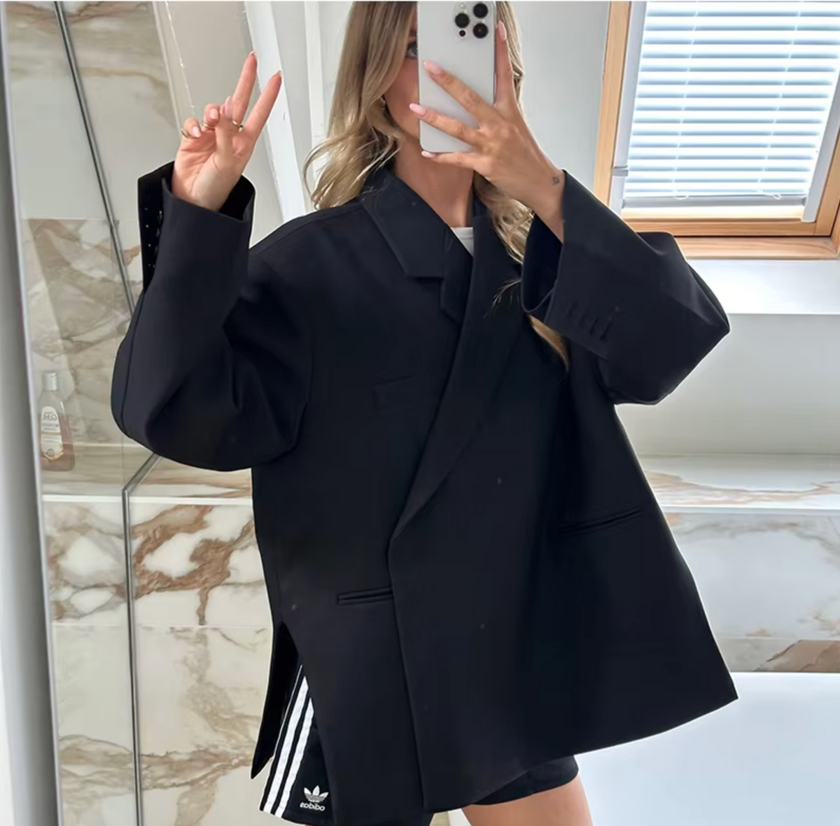 Дамски oversized блейзър с дълги ръкави, структурирана кройка и копчана закопчалка за офис