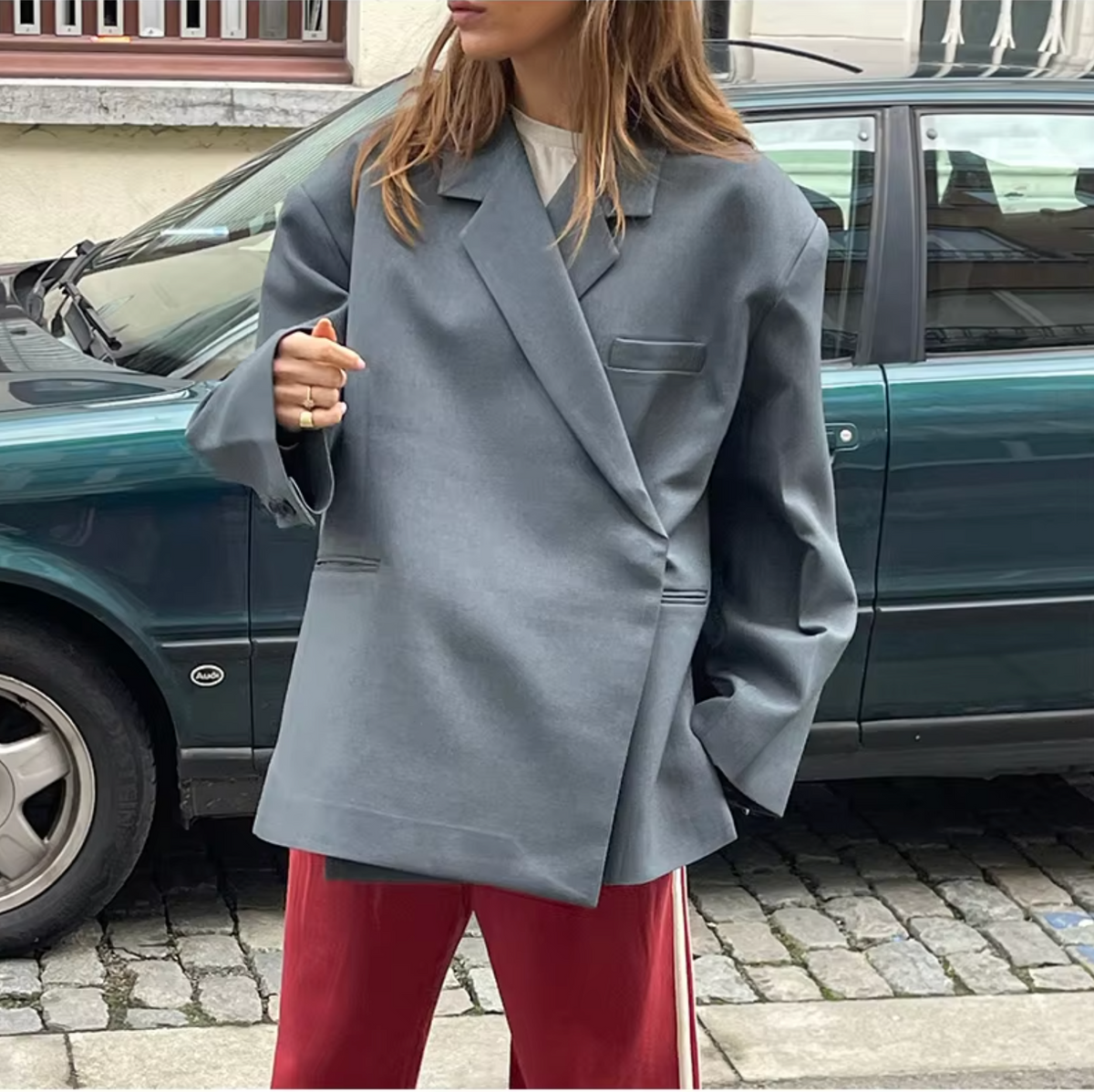 Дамски oversized блейзър с дълги ръкави, структурирана кройка и копчана закопчалка за офис