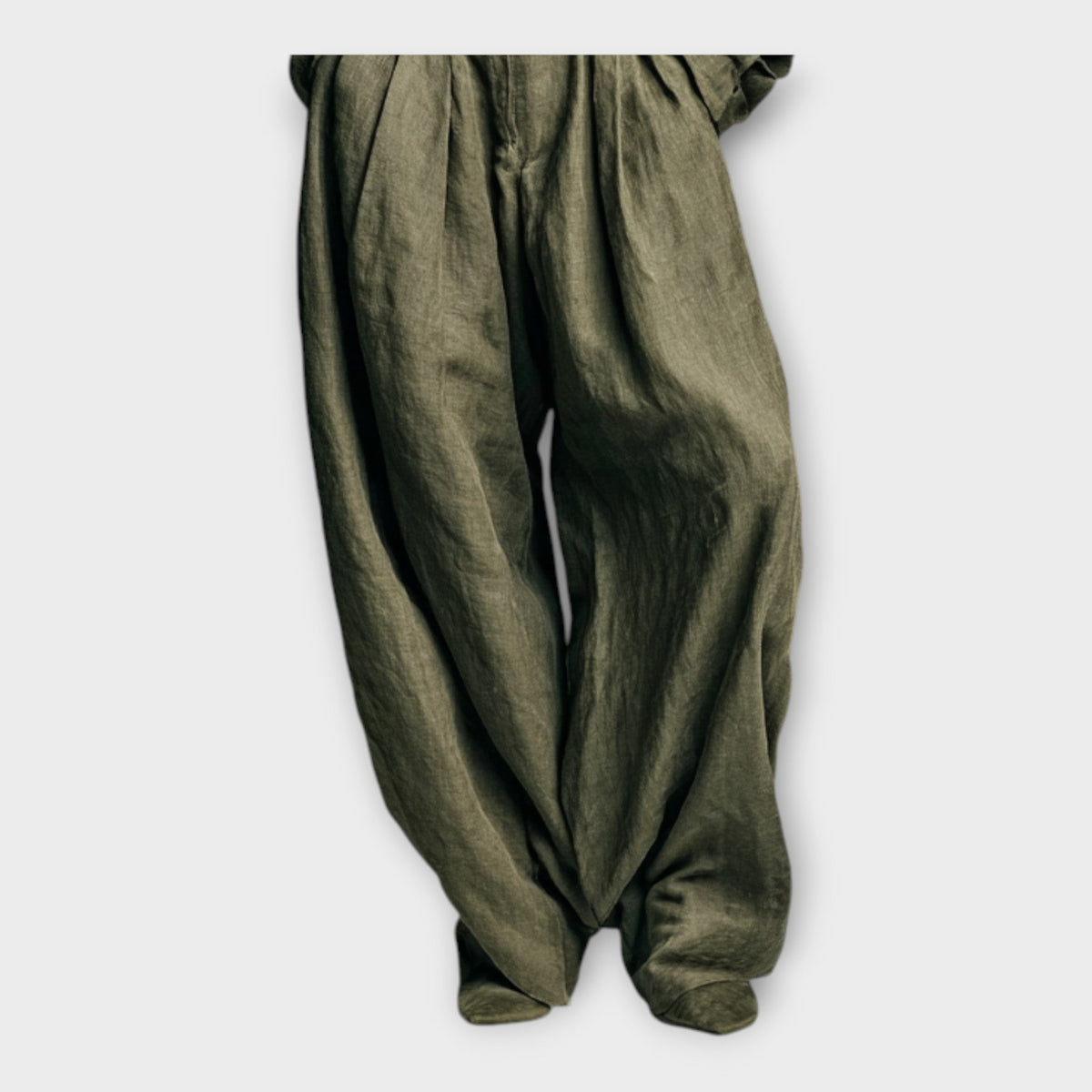 Camicia e pantaloni con eleganza senza sforzo